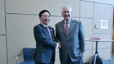 Phó thủ tướng, Bộ trưởng Ngoại giao Phạm Bình Minh (trái) gặp gỡ Ngoại trưởng Mỹ Rex Tillerson bên lề Hội nghị Bộ trưởng Ngoại giao Nhóm G20 tại Bonn, Đức. Ảnh: TTXVN.