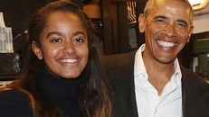 Cựu tổng thống Mỹ Obama và con gái Malia. Ảnh: Film Magic