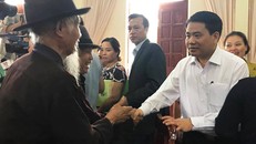 Chủ tịch Nguyễn Đức Chung kết thúc cuộc nói chuyện và bắt tay các cụ cao niên trong xã.