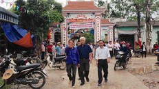 Ông Dương Trung Quốc lắng nghe nhiều ý kiến của người dân.