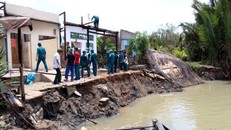 Hàng trăm người dân miền Tây tháo chạy vì sạt lở