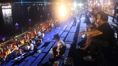 Rác ngập đường phố Đà Nẵng sau lễ hội pháo hoa