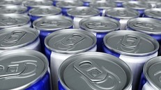 Nước tăng lực tiềm ẩn nhiều nguy cơ cho sức khỏe. Ảnh: Shutterstock/Heromen30.