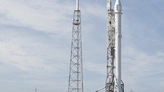 Tên lửa Falcon 9 chở theo NROL-76. Ảnh: AP.