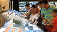 Nhiều khách lựa chọn siêu thị dịp lễ vì giá cả ổn định, nhiều khuyến mãi, lại mát mẻ, sạch sẽ… (ảnh tại hệ thống siêu thị Lotte)