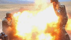 Khoảnh khắc quả đạn cối phát nổ khiến 5 người thiệt mạng, bao gồm người chụp bức ảnh. Thiết bị của nhiếp ảnh gia quân đội Afghanistan xuất hiện ở góc dưới bên trái. Ảnh: Lục quân Mỹ.