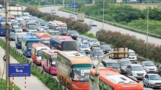 Đoàn xe chiều vào Thủ đô Hà Nội ùn ứ tại đường Pháp Vân cắt đường vành đai 3 lúc 15h30 ngày 2/5. 