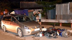 Chiếc ôtô tông vào 3 xe máy trên đường Trần Não. 