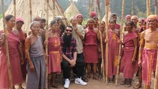 Đạo diễn Jordan chụp ảnh với những diễn viên quần chúng đóng vai thổ dân trong phim. Ảnh: TN.