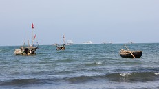 Vùng biển thị xã Hoàng Mai, nơi người dân đi biển từng chứng kiến nhóm tàu đổ thải. 