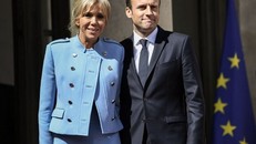 Vợ chồng tân tổng thống Pháp trong lễ nhậm chức hôm qua. Ảnh: AFP