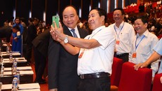Khi Thủ tướng vui vẻ ‘selfie’ cùng doanh nhân