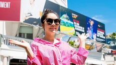 Lý Nhã Kỳ khoe dáng trên đường phố với tấm ảnh quảng bá in chân dung cô. Ảnh: NVCC.