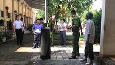 Bình gas nơi nghi bị rò dẫn tới vụ cháy đang được nhà chức trách khám nghiệm.