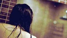 Người đàn bà bị tình trẻ tống tiền bằng video 'nóng'