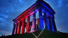 Thế giới 'đổi màu', tưởng niệm nạn nhân khủng bố