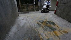 Lớp xi măng mỏng mới được phủ che vạch sơn dành riêng cho người đi bộ.