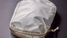 Chiếc túi chứa bụi và đất trên mặt trăng do phi hành gia Neil Armstrong sử dụng. Ảnh: Reuters