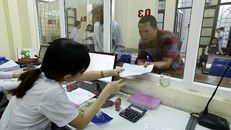 Người dân làm thủ tục khám chữa bệnh.