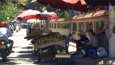 Hà Nội sẽ cấm việc bán hoa quả ở vỉa hè và bán rong trên đường. 