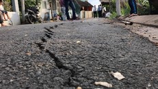 TPHCM di dời khẩn cấp 7 hộ dân trong khu vực nứt đường dân sinh