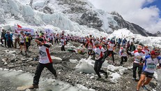 Số lượng người đăng ký chinh phục đỉnh Everest vào mùa xuân năm nay đạt mức kỷ lục. Ảnh: AFP