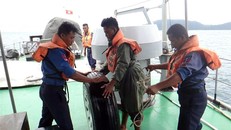 Lực lượng cứu hộ vớt được một bánh xe của máy bay. Ảnh: THX