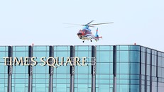 Trực thăng VNH South hạ cánh trên nóc tòa nhà Times Square. Ảnh: VNHS.