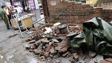 Hai cậu cháu bị bức tường đổ vùi lấp khiến một tử vong, một nguy kịch