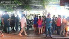 Người dân hiếu kỳ tập trung theo dõi vụ việc.