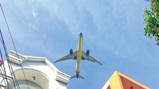 Nhiều gia đình tại đường 20, phường 5, quận Gò Vấp đã xây nhà kiên cố, không dùng mái ngói do sợ bị "tốc mái" khi máy bay bay qua.
