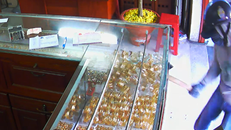 Kẻ cướp đã đập vỡ tủ trưng bày, lấy đi khoảng 10 lượng vàng. 