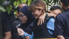 Nghi phạm Đoàn Thị Hương trong phiên xét xử ngày 14/4. Ảnh: AFP