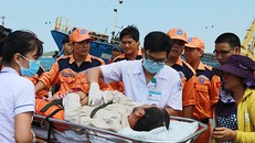 Ngư dân bị tai biến trên biển, cách bờ Nha Trang 300 hải lý được đưa vào bờ. 
