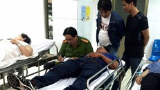 Công an lấy lời khai của người thanh niên trong nhóm 2 người.