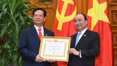 hủ tướng Nguyễn Xuân Phúc trao Huy hiệu 50 năm tuổi Đảng cho đồng chí Nguyễn Tấn Dũng, nguyên Thủ tướng Chính phủ. 