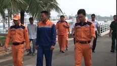 Thuyền viên Trần Văn Du (giữa) sau khi được đưa về bờ .