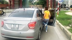 Một xe Grab hoạt động tại điểm cấm xe taxi tại Hà Nội. 