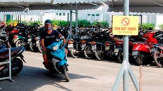 Bãi giữ xe tại bến xe trung tâm thành phố.