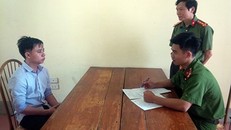 Công an tỉnh Điện Biên làm việc Văn Đức Thái. Ảnh: Công an nhân dân