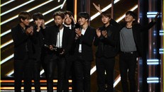 BTS nhận giải thưởng Top Social Artist tại Billboard Music Award 2017.