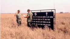 Một bức ảnh khác về vị trí ngôi mộ tập thể có nội dung tương tự nhưng mốc thời gian là Mùng Hai Tết Mậu Thân 1968