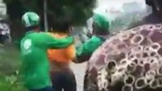 Nhiều người đến can ngăn người đàn ông mặc áo vàng.