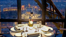 Tiệc tối tại nhà hàng Jules Verne trên tháp Eiffel. Ảnh: Alamy.