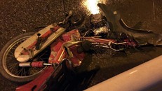 Chiếc xe máy gãy đôi, bẹp rúm sau va chạm.