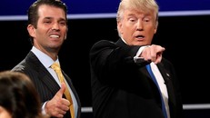 Tổng thống Donald Trump và con trai Donald Trump Jr. (Ảnh: Reuters)