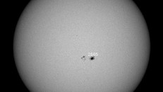 Vệt đen số hiệu AR2665 có chu vi gấp 3 lần Trái Đất. Ảnh: NASA.