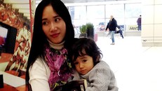 Chị Huyền trong lần hiếm hoi được bạn trai cho gặp con tại Pháp. Ảnh: Nhân vật cung cấp. 