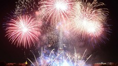 Pháo hoa rợp trời Paris mừng Quốc khánh Pháp