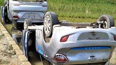 Hai taxi chở nhóm côn đồ bị người dân khiêng lật xuống ruộng. Ảnh: TNLS.